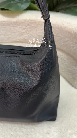lovin’ this new trend soft leather shoulder bag  so spacious! 😩💫🖤 #softleatherbag #shoulderbag #blackbag #womensbag #bagrecos @Sakurafashion 