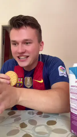 Comiendo galletas con leche 😋