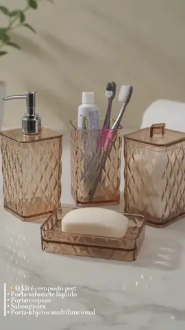 🛁 Kit de Banheiro 4 Itens Lavabo Glamour Âmbar – Plasútil Deixe seu banheiro mais elegante, organizado e funcional com o Kit Lavabo Glamour da Plasútil. Com acabamento na sofisticada cor âmbar, ele combina praticidade e decoração em um único conjunto, trazendo um toque moderno para qualquer ambiente. #banheiro #kitbanheiro #lavabo 