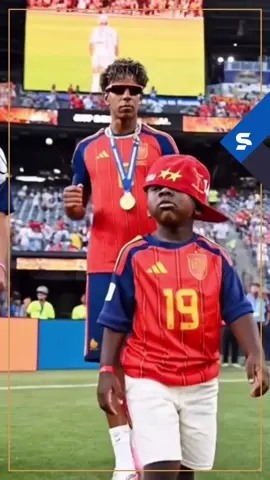 O XODÓ DA COPA. 🥹❤️ Nem todo herói levanta uma taça. Alguns conquistam o mundo apenas com um sorriso. Keyne, o irmãozinho de Yamal, virou o mascote mais querido desta Copa do Mundo e roubou a cena com sua espontaneidade, alegria e carisma. Vai ser difícil imaginar assistir futebol sem o carisma dele na torcida. 🫶 🎥 adnan yabroudi *Contém legenda automática. #CopaNaGlobo #ViveNaGente #FutebolMundial #Yamal #Keyne
