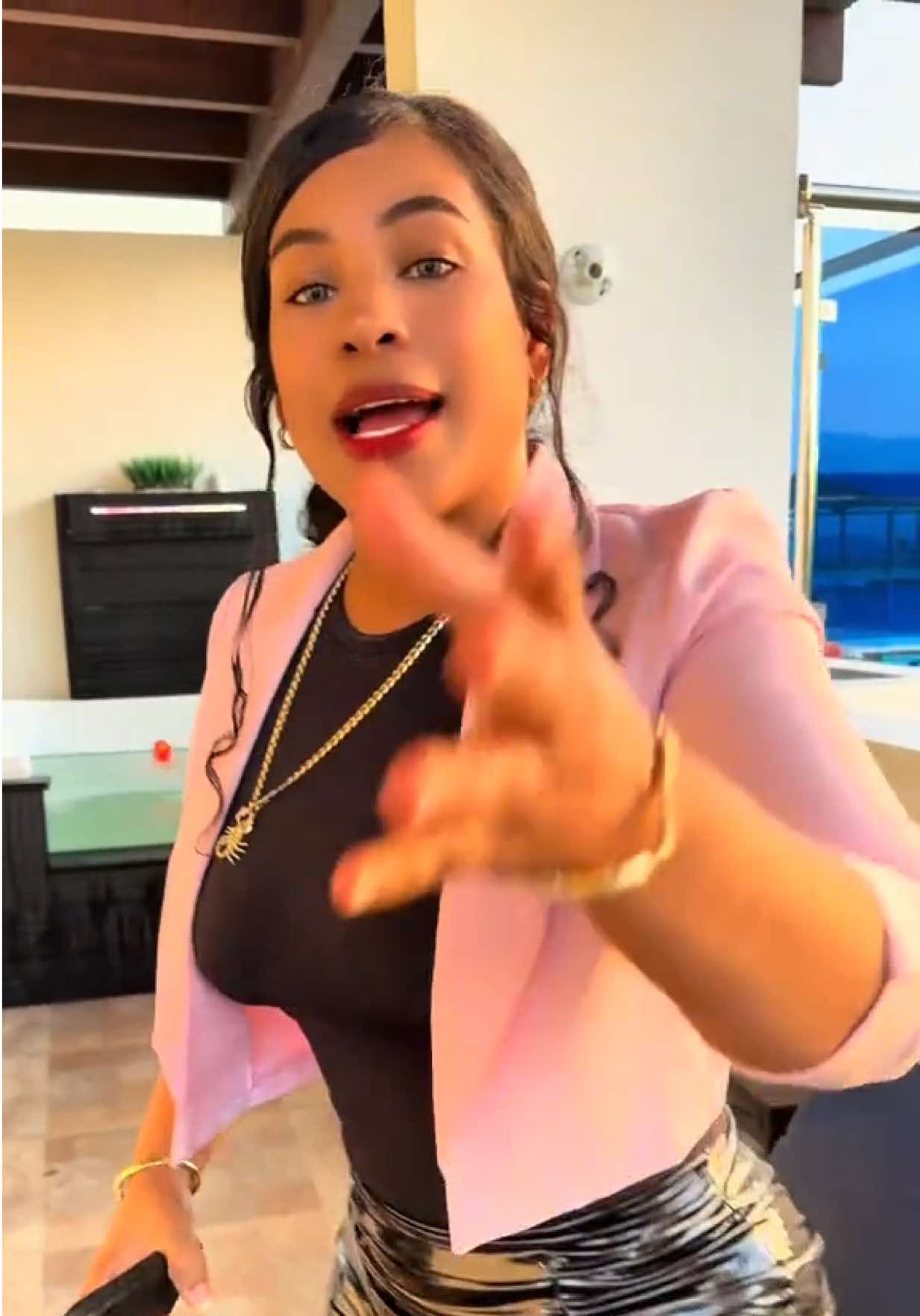 She ain’t have to do that, though It’s fake roaches 🤣 follow her yall @@gigi44##dominican##jaspy##mamirosetv##prank##dominicanmom