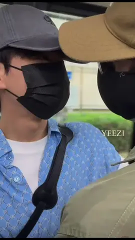 Một buổi sáng được nhìn thấy tình yêu của A Chính và Đồng Đồng cảm thấy một ngày năng lượng vui vẻ! Mấy bạn tâm thuỷ tinh bớt lo lắng dùm chuyện gia đình người ta đi, Đồng Đồng là cục sạt dư phòng của A Chính đó, dù ảnh mệt hay buồn chỉ cần bên Đồng Đồng ảnh liền trở nên vui vẻ! Còn chỉ có Đồng Đồng là được yêu được nuông chiều với sự chân thành của A Chính! Đây là tình yêu của couple real, không phải couple fansv lúc nào cùng hồng đâu! Yêu Ayden, yêu Đồng Đồng, yêu tình yêu của hai em 🧡#aydensng #lyusitong #DoubleHelix #boyslove #airport 