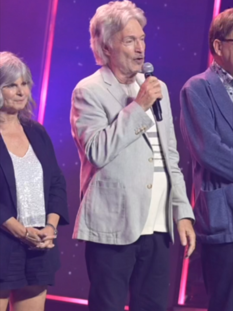 Claune Meunier était ému lundi soir lors de l'hommage de La petite vie alors qu'il devait adresser quelques mots pour Marc Messier. #marcmessier #lapetitevie #claudemeunier #justepourire