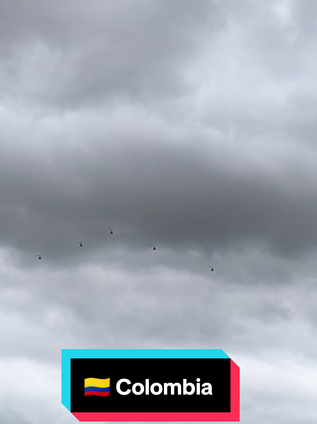El cielo fue el escenario, Colombia la protagonista 🇨🇴#Colombia #20DeJulio #FuerzaAérea #helicoptero  #ParaTi