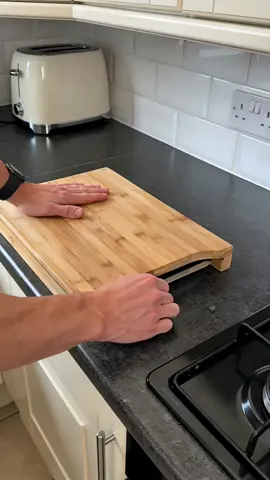 Why has nobody thought of this sooner?! 🤯 This chopping board has a built in tray underneath. Such a genius idea and great for easy meal prep. #MealPrep #ChoppingBoard #KitchenFinds #DealDrops #TikTokMadeMeBuyIt