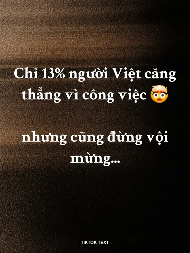 CHỈ 13% NGƯỜI VIỆT CĂNG THẲNG VÌ CÔNG VIỆC... NHƯNG ĐỪNG VỘI MỪNG! Một báo cáo mới từ Gallup vừa công bố một con số khá bất ngờ: 🇻🇳 Chỉ 13% người lao động Việt Nam cho biết họ thường xuyên căng thẳng trong công việc. ➡️ Thấp nhất Đông Nam Á. ➡️ Thấp hơn rất nhiều so với mức trung bình toàn cầu là 40%. Nghe có vẻ là một tín hiệu rất tích cực. Nhưng khi nhìn sâu hơn vào dữ liệu, lại xuất hiện một nghịch lý đáng suy nghĩ. --- 📊 Việt Nam có tỷ lệ căng thẳng thấp... Nhưng chỉ 9% nhân viên thực sự gắn kết với công việc. Trong khi: • Đông Nam Á: 25% • Toàn cầu: 20% Nói cách khác... Rất nhiều người không quá áp lực, nhưng cũng không thật sự yêu thích hay cống hiến hết mình cho công việc. --- Điều này đặt ra một câu hỏi: Ít căng thẳng có đồng nghĩa với môi trường làm việc tốt hơn? Chưa chắc. Một người có thể không căng thẳng vì: * Công việc ổn định, ít áp lực. * Không còn nhiều kỳ vọng để phấn đấu. * Làm việc theo thói quen. * Chỉ hoàn thành đủ nhiệm vụ rồi về. Đó không phải là trạng thái tiêu cực... Nhưng cũng chưa phải là trạng thái tạo ra hiệu suất cao nhất. --- Ở chiều ngược lại, những người thực sự gắn kết với công việc thường sẽ: ✅ Chủ động học hỏi. ✅ Muốn tạo ra giá trị. ✅ Luôn tìm cách cải thiện bản thân. ✅ Xem công việc là một phần của mục tiêu dài hạn. Họ có thể bận hơn, áp lực hơn ở một số thời điểm... Nhưng cũng là nhóm có khả năng tạo ra nhiều thành tựu hơn trong dài hạn. --- Một điểm đáng chú ý khác: 🇻🇳 59% người Việt hài lòng với cuộc sống, cao hơn rất nhiều so với: • Đông Nam Á: 36% • Thế giới: 34% Điều này cho thấy chất lượng cuộc sống và sự hài lòng của người Việt đang được cải thiện rõ rệt. --- Có lẽ bài học lớn nhất từ báo cáo này là: 👉 Đừng chỉ cố gắng làm việc ít áp lực hơn. Quan trọng hơn là tìm được công việc khiến bạn muốn thức dậy mỗi sáng để tiếp tục theo đuổi. Bởi... Không căng thẳng giúp bạn sống dễ hơn. Nhưng sự gắn kết với công việc mới là thứ giúp bạn đi xa hơn. 💬 Còn bạn thì sao? Bạn đang làm việc vì đam mê, vì thu nhập, hay đơn giản chỉ là duy trì cuộc sống? #daututaichinh #chungkhoanvietnam #anhkhoissi 