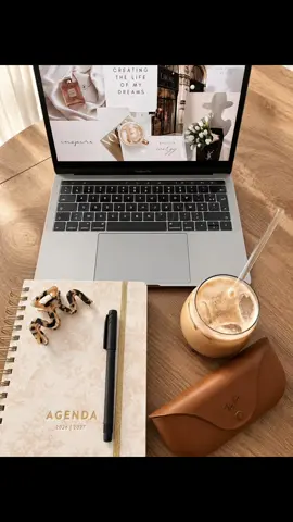 ✨ Les journées les plus réussies commencent rarement dans la précipitation. Un bon café, quelques objectifs écrits noir sur blanc, un esprit inspiré… et surtout l’envie d’avancer un peu plus chaque jour vers la vie dont je rêve. ☁️🤍 La productivité ne consiste pas à en faire toujours plus, mais à commencer sa journée avec les bonnes intentions. Chaque petite action compte. Alors aujourd’hui, choisis de faire un pas de plus vers tes objectifs. 💭✨ Et toi, quel est ton indispensable pour démarrer une journée vraiment productive ? ☕📖 #M#MorningRoutineP#ProductiveDayT#ThatGirlG#GirlBossFYP @apple @Ray-Ban @Lavazza Coffee Spot @Ninja Kitchen 