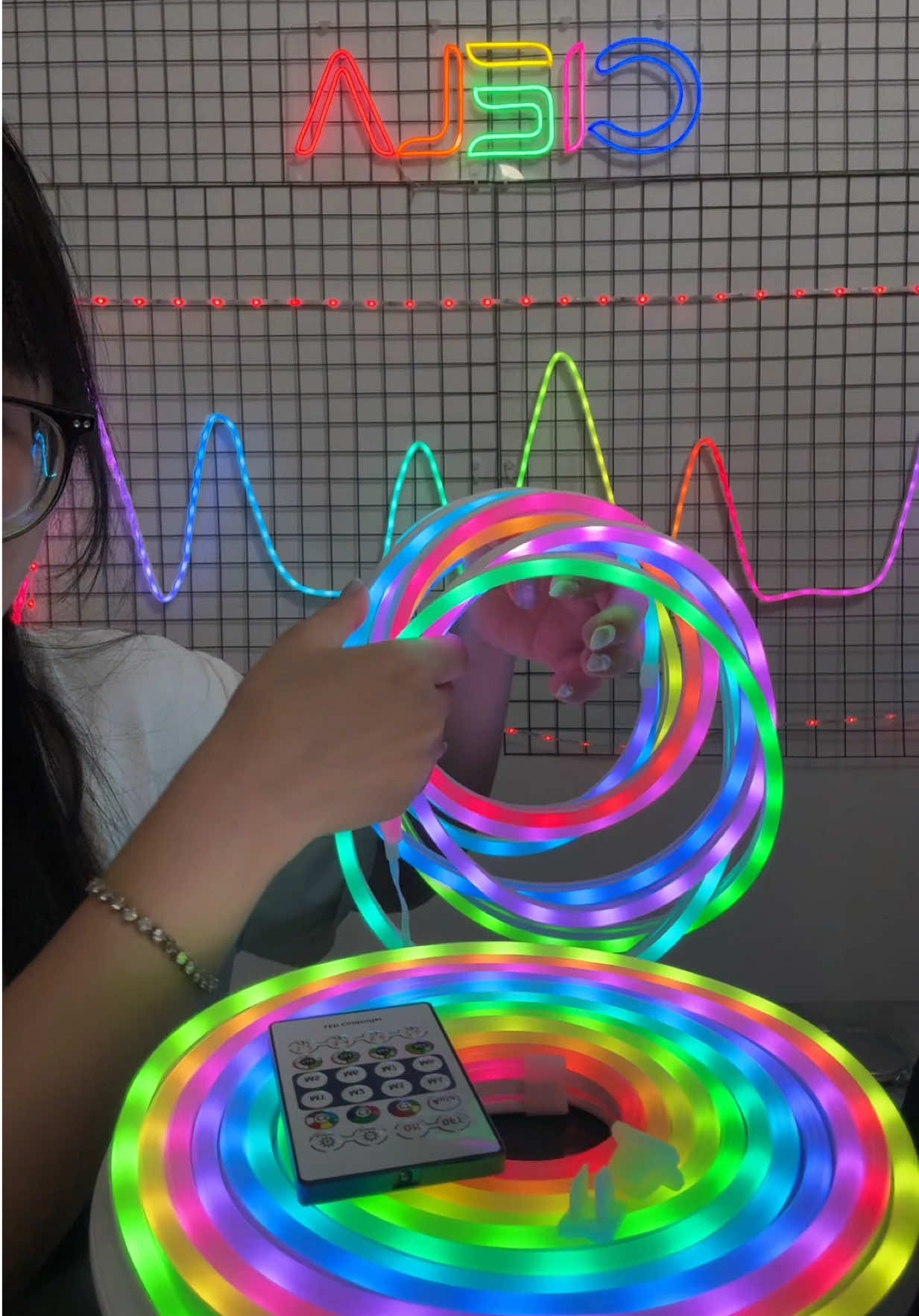 Giới thiệu với mọi người đèn Led Neon bên em, có thể điều khiển bằng app điện thoại#xuhuongtiktok #viarl #dèndecor #ledneon #ciela 