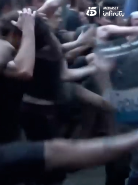Indignación en Bolonia, Italia, por la muerte de un hombre de origen marroquí a manos de la Policía: cientos de personas se han enfrentado a los agentes en las últimas horas #noticias #noticiastiktok #news
