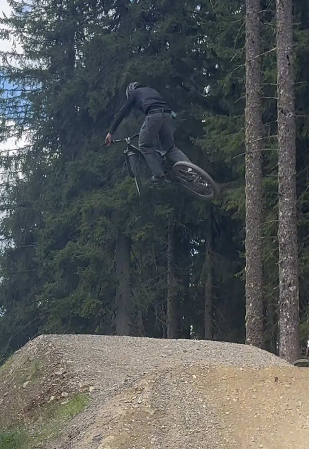 Entspannte🚛🌲#viral #leogang#hotshots#jibb @leonslope @Emil @maurice.mcl @freeride.fabio @emil.slopeduro @0_0renier @farell_fng 