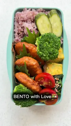 Making a home-cooked Japanese bento for my wife. 🍱❤️ Menu: - Multi-grain rice - Chicken meatballs with teriyaki glaze (Toritsukune) - Sauteed maitake mushrooms - Spinach with bonito flakes & ponzu - Sea lettuce (Aosa) rolled omelet - Fresh veggies What’s your favorite bento side dish? Let me know in the comments! 👇 #JapaneseBento #BentoBox #HomeCooking #JapaneseFood #LunchIdea