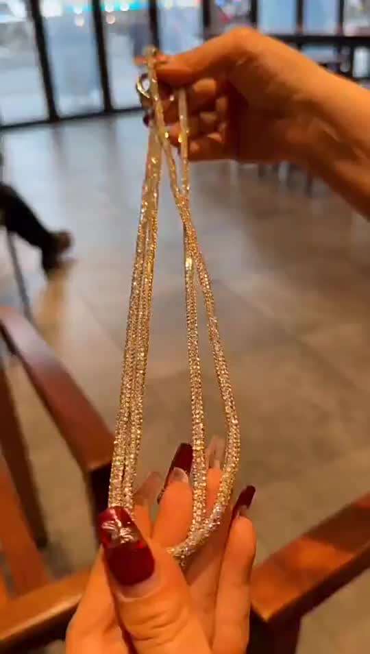 ✨ Cordão Salva Celular de Strass Luxo – Segurança, Brilho e Elegância no Seu Dia a Dia! ✨

Quer proteger o seu celular contra quedas e roubos sem abrir mão do estilo? O nosso cordão de strass é o acessório definitivo que une a máxima segurança ao brilho luxuoso que você merece!

Com 60 cm de comprimento, ele tem o tamanho perfeito para ser usado no pescoço ou no pulso, garantindo total liberdade de movimento enquanto mantém seu smartphone sempre ao alcance das mãos. Seja no trabalho, em eventos, shows ou no dia a dia, ele é o seu parceiro ideal.

💎 Destaques do Produto:
Brilho Premium (Bling Bling): Cravejado de strass que adiciona um toque de luxo e sofisticação ao seu visual.
Modelo Universal: Compatível com praticamente todos os modelos de celular e capas (acompanha o cartão de fixação).
Segurança Total: Proteção resistente contra quedas, perdas e furtos.
Conforto Incomparável: Confeccionado com materiais duráveis que não machucam o pescoço ou o pulso.
Comprimento: 60 cm
Gênero: Unissex / Feminino / Moda
Cores disponíveis: Preto, Rose, Dourado e Prata (Selecione a sua variação favorita no momento da compra!)
O pacote inclui: 1x Cordão de Strass + 1x Cartão para encaixe na capinha.

🛍️ Simplifique sua vida com elegância! Escolha sua cor preferida e garanta já o seu!

Nota: Devido às configurações de diferentes monitores e condições de iluminação, as cores reais do produto podem apresentar pequenas variações em relação às fotos. #cordaosalvacelular #cordaocelular #strapcelular #cordaodestrass #acessoriocelular #capinhacelular #modafeminina #celular #strass #brilho #shopeebrasil #achadinhos #viral #tendencia #utilidades