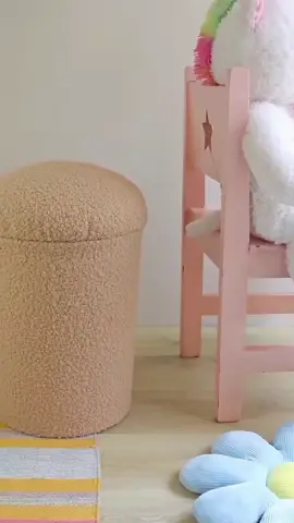 ¡No vuelvas a tirar tus baldes de plástico! 🪣✨ Mira cómo transformé este balde viejo y un abrigo que ya no usaba en un puff organizador super elegante estilo bouclé. 😍🛋️ ​¿Qué te pareció esta idea de reciclaje? ¡Cuéntame en los comentarios! 👇 #videoviral #fyp 