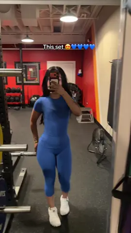 I’m 5’2 wearing s 💙😍 #caprisets #gymsetsforwomen 