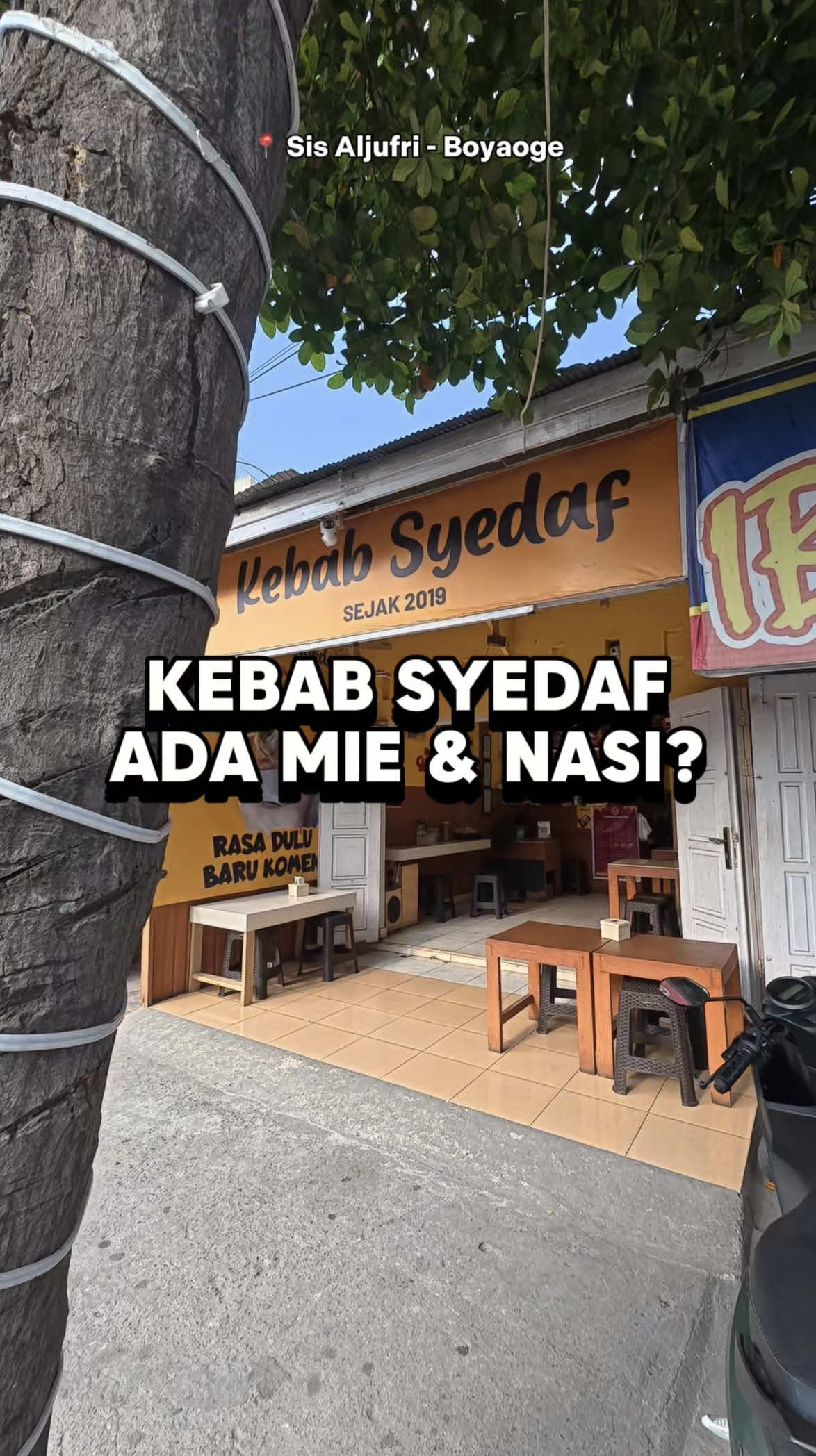 MENU MIE & NASI GORENG, TERBARU DI KEBAB SYEDAF! Hadir sejak 2019 di Jalan Sis Aljufri, Kebab Syedaf yang sejak dulu tersohor dengan menu-menu seperti kebab, burger hingga roti maryam yang harganya bikin kaget (mulai dari 5000 saja!!), kini mengeluarkan menu-menu berbahan mie dan nasi dengan rasa yang tetap otentik khas syedaf dengan harga yang masih terjangkau juga. . Sebutlah ada mie kuah bercitarasa gurih pedas dengan potongan kasar bawang merah, rica serta telur. Mie goreng pipih yang manis, gurih dan pedas, serta nasi goreng wangi bawang putih dengan campuran daun bawang bertoping bawang goreng dan telur ceplok. . 🏷️NASI GORENG SYEDAF 15K 🏷️MIE KUAH SYEDAF KOMPLIT 17K 🏷️MIE GORENG SYEDAF KOMPLIT 17K 🏷️KEBAB ISTIMEWA 30K 🏷️BURGER AYAM CRISPY 17K 🏷️JUS ALPUKAT/BUAH NAGA 12K/15K . ——▪️#kelilingpalu▪️—— KEBAB SYEDAF @Kebab Syedaf  Jln. Sis Aljufri No. 103, Boyaoge - Palu WA 0858-2301-1113 Gmaps: Kebab Syedaf Tersedia di Grabfood & Gofood 11.00 sd 22.45 HALAL ✔️ . TIKTOK kelilingpalu INSTAGRAM kelilingpalu . #kebabsyedaf #kebabpalu #tatanga #palu 