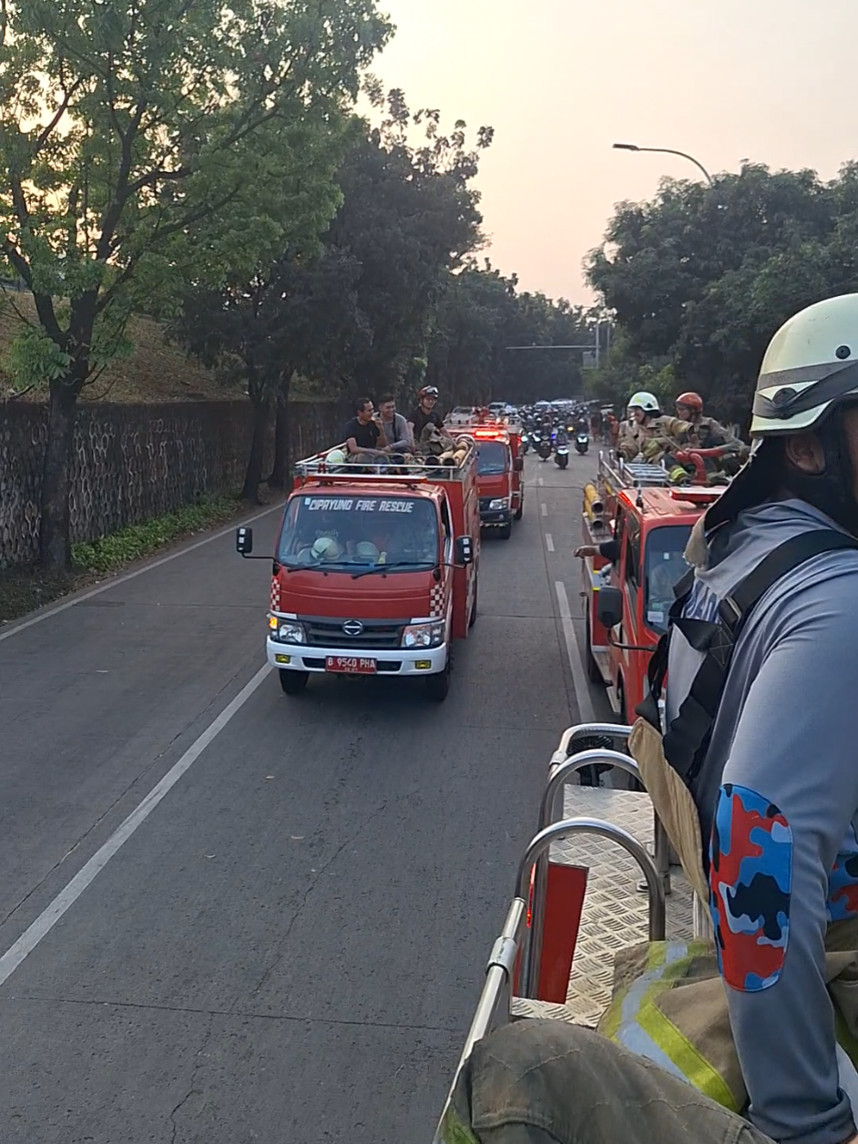 Maaf mengganggu perjalanan nya🙏🏻 #pemadamkebakaran #firetruck #kebakaran #cipayungfirerescue #fyp 