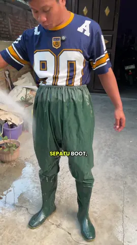Aktivitas berlumpur di sawah lebih aman pakai sepatu boot celana sawah anti air 🌾💦 #sepatusawah #sepatubootcelanasawah #sepatubootpetani #sepatuantiair #sepatuPVC 