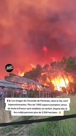 🇫🇷 | #Video de l'#incendie de #Pontevès, dans le Var, sont impressionnantes. Plus de 1 000 #pompiers venus de toute la France sont mobilisés en renfort. Depuis hier, le #feu a déjà parcouru plus de 2 500 hectares. 🔥