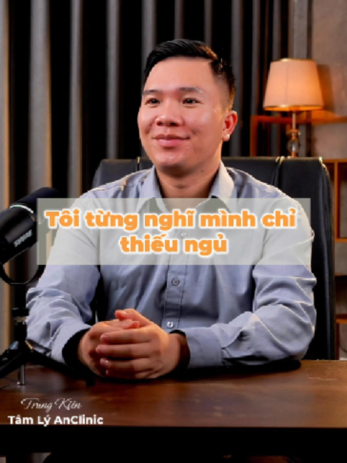 Có một thời gian mình cứ nghĩ đơn giản là chỉ thiếu ngủ. Nhưng rồi mình nhận ra, điều khiến mình mệt nhất không phải là thức đến 2–3 giờ sáng, mà là đầu óc lúc nào cũng đầy những suy nghĩ, lo lắng và căng thẳng. Mình chia sẻ câu chuyện này không phải để kể khổ, mà hy vọng nếu bạn cũng đang có những biểu hiện như: 😔 Mất ngủ kéo dài. 😔 Suy nghĩ quá nhiều. 😔 Luôn cảm thấy căng thẳng, mệt mỏi. Thì đừng chủ quan và cũng đừng cố chịu đựng một mình. Hãy lắng nghe cơ thể của mình và tìm đến bác sĩ hoặc chuyên gia để được đánh giá đúng nguyên nhân nếu những triệu chứng này kéo dài hoặc ảnh hưởng đến cuộc sống. 💙 Sức khỏe tinh thần cũng quan trọng như sức khỏe thể chất. 💬 Bạn đã bao giờ thức trắng cả đêm vì suy nghĩ quá nhiều chưa? Chia sẻ trải nghiệm của bạn ở phần bình luận nhé. #matngu #roiloanloau #loau #tamly #suckhoetinhthan #suynghinhieu #stress #chamsocsuckhoe #tamthan #phongkhamtamly #anclinic #thanhhoa #trungkien #fyp #xuhuong #tiktokvietnam