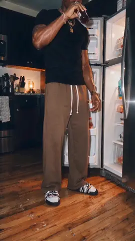 These sweats really make the whole fit.#sweatpants #baggysweats #streewear #affordablefashion #pantsformen 