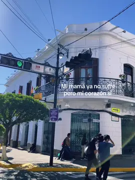 🕊️                                                       Esta canción es un recordatorio de que el amor verdadero no termina con la muerte. No desaparece. No se borra. No se olvida. Sigue vivo en cada recuerdo, en cada fotografía, en cada palabra guardada, en cada pequeño detalle que nos enseñaron sin saber que sería lo último que nos quedaría. Perder a alguien que amamos es aprender a vivir con un vacío que nunca se llena, pero que con el tiempo se convierte en un espacio sagrado, un lugar de amor puro donde seguimos visitándolos en silencio. La ausencia pesa, pero el amor pesa más. Y es ese amor el que nos mantiene, el que nos impulsa, el que nos abraza aunque ya no podamos sentir sus brazos físicamente.#JuanGabriel #cielo #fyppppppppppppppppppppppp ##tiktokviral 