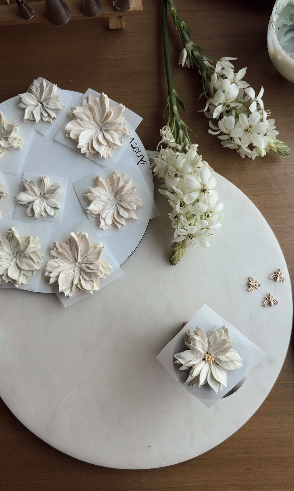 Cada flor con su significado ✨ #buttercreamflowers #betun #dalia 