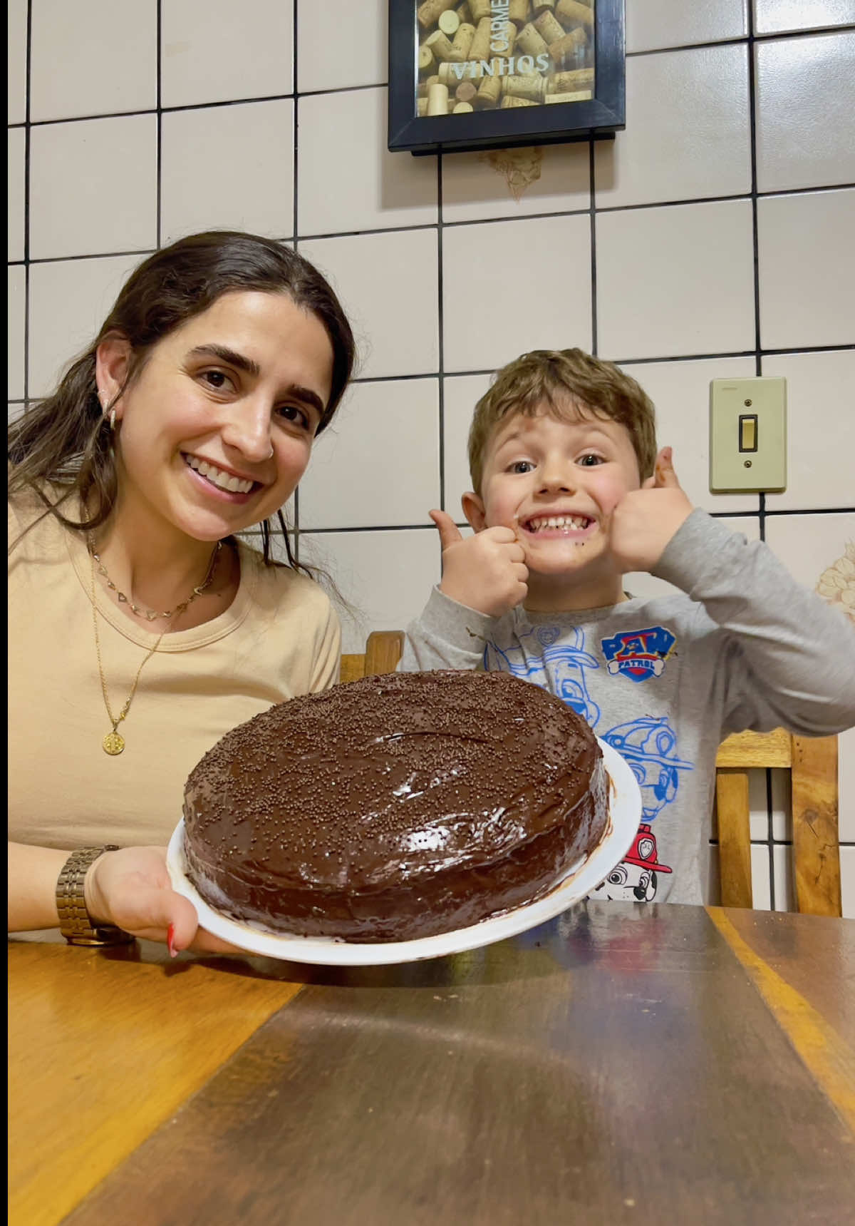 🍰✨ Mais uma receita com o Arthur! 👩‍🍳💙 Hoje o desafio foi fazer o meu próprio bolo de aniversário… e, claro, com o meu melhor ajudante ao lado! 😂🥰 Bolo de chocolate feito com muito amor, diversão e algumas pitadinhas de bagunça! 🤎🎂 Vem acompanhar essa aventura com a gente! 😍 #bolo #bolodechocolate #bolodeaniversario 