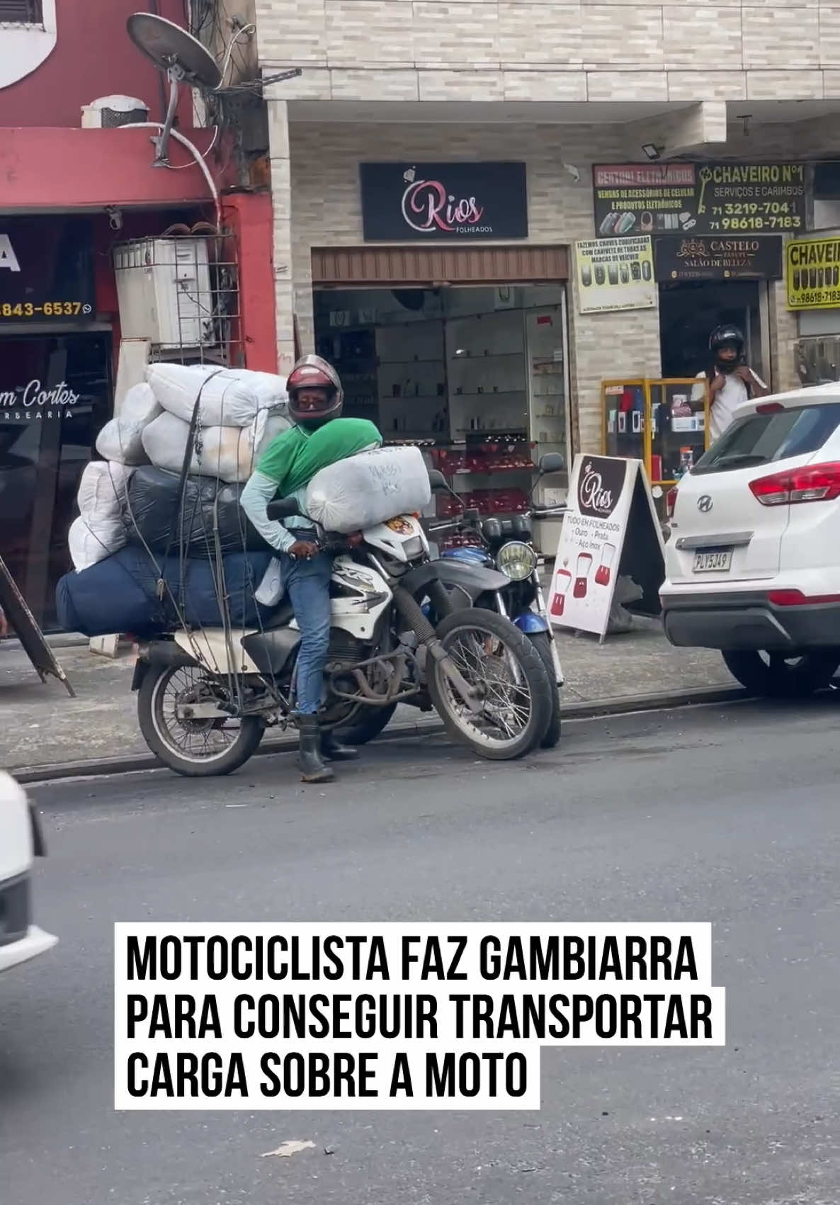 🏍️ CARGA PESADA  Diemerson compartilhou um vídeo gravado em Salvador (BA) que mostra um motociclista transportando uma grande quantidade de embalagens sobre a moto. O volume da carga chamou a atenção de moradores e motoristas, tornando a cena bastante curiosa. Apesar de inusitado, o registro também chama a atenção para a importância do transporte seguro de cargas em motocicletas. O excesso de volume ou a forma inadequada de transportar materiais pode comprometer a estabilidade do veículo e aumentar os riscos no trânsito. #Metrópoles  🤳 @cajazeirasdivulga | @myhoodbr