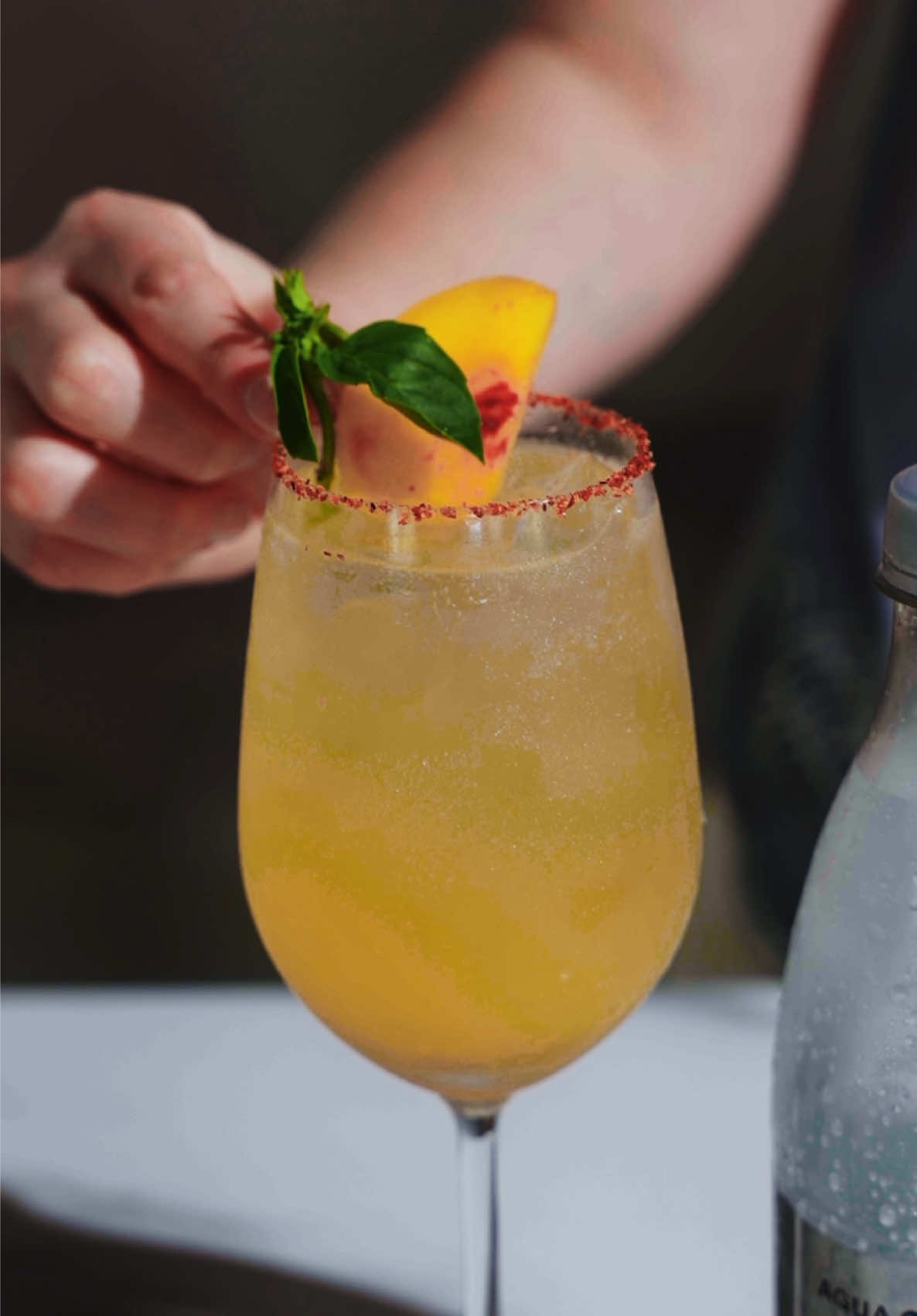 El mocktail perfecto para un día de descanso, fácil y rápido con la Schweppes Agua con Gas 🫧💛 *Ingredientes:*  * 2 oz zumo de durazno  * 1 oz zumo de limon  * 1 oz sirope simple * Hojas de albahaca  * Tahin para decorar  #Schweppes #publicidad 