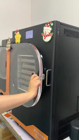 After freeze-dried fruits or vegetables in the freeze-dried machine, do they need to be stored in the refrigerator or at low temperature? No, this is a misleading question. The name of the freeze-dryer may make many people think that it is the same as a refrigerator. But the freeze-drying machine is essentially a dehydration machine. Just dehydrate fruits and vegetables through the sublimation principle. Low-temperature vacuum sublimating. Therefore, the correct way to preserve freeze-dried fruits is to store them at room temperature and use sealed storage bags. The most recommended storage method is vacuum storage.#freezedriedfruit #freezedryermachine #freezedrying #foodprocessing#business