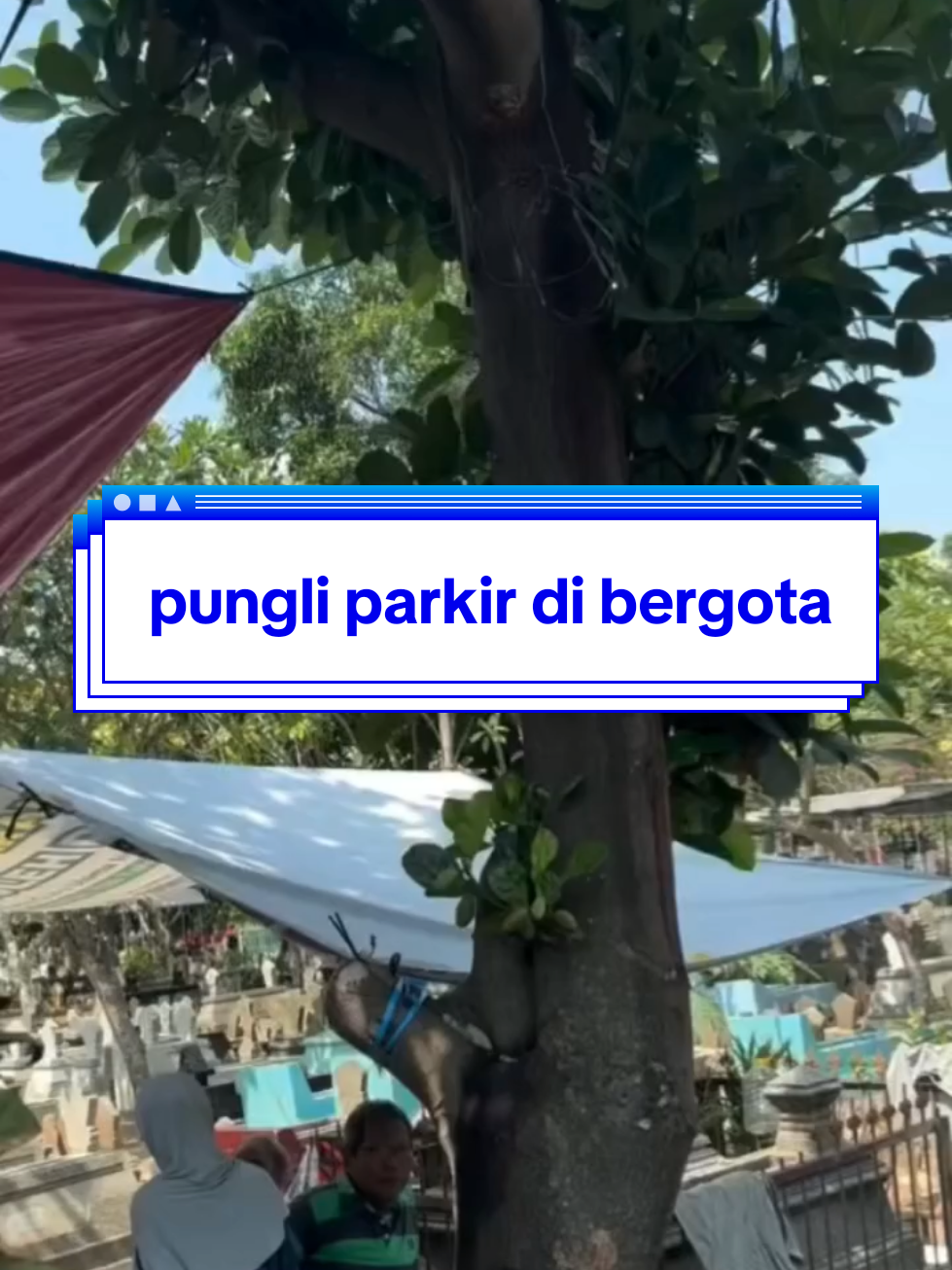 Praktik dugaan pungutan liar (pungli) parkir dilaporkan kembali terjadi di kawasan Tempat Pemakaman Umum (TPU) Bergota, Semarang. Seorang peziarah mengeluhkan adanya oknum yang tetap meminta uang parkir meskipun kendaraan hanya berhenti sebentar dan dijaga langsung oleh pemiliknya. Ironisnya, saat diminta menunjukkan karcis parkir resmi, oknum tersebut tidak dapat memberikannya. Warga menegaskan bahwa ini bukan soal nominal uang, melainkan praktik penarikan tanpa kejelasan aturan yang sangat meresahkan, terlebih di area tempat orang datang untuk berziarah. Warga berharap pihak berwenang segera turun tangan dan menertibkan aksi ini demi kenyamanan bersama. Bagaimana pendapatmu Lur terkait hal ini? Pernah mengalami kejadian serupa?
