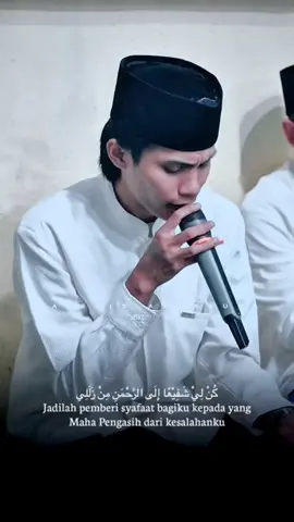 YA SAYYIDI YA ROSULALLAH - Cak Wildan Atlas Idaman @Wildanarasyi_  Tidak ada manusia yang hidup tanpa dosa, tidak ada hati yang selalu mampu menjaga dirinya dari kelalaian. Namun sebesar apa pun kesalahan seorang hamba, pintu rahmat Allah tidak pernah tertutup selama ia masih mau kembali. Karena itulah kita terus bersholawat kepada Rasulullah SAW, berharap beliau berkenan menjadi pemberi syafaat di hadapan Allah Yang Maha Pengasih. Bukan karena kita merasa pantas, tetapi karena kita sadar bahwa rahmat Allah selalu lebih luas daripada dosa-dosa kita. Semoga setiap sholawat yang kita lantunkan menjadi saksi kerinduan kepada Rasulullah, menguatkan langkah untuk terus memperbaiki diri, dan menjadi sebab kita memperoleh syafaat beliau pada hari ketika tidak ada lagi yang mampu menolong selain dengan izin Allah. Ya Allah, jangan biarkan kami pulang tanpa membawa rahmat-Mu dan jangan jauhkan kami dari syafaat Nabi Muhammad SAW.🤲🏻🤍 #yasayyidiyarasulallah #sekumpul #banjari #sholawat #maulidnabi
