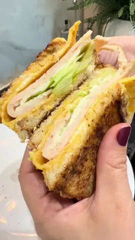 ألذ ساندوتش ساوردو بالبيض والجبن وبنكهة تاخد العقل تخلي صباحك أحلى 🥪✨ المكونات ✨ خبز ساوردو🥪 بيض🍳 زبدة (للتحمير) 🧈 مرتديلا (شرائح)🥩 جبن موزاريلا (مبشور)🧀 خس🥬 جربوها وشاركوا الفيديو مع شخص تحبون يبدأ يومه بفطور لذيذ😋🔥🔥