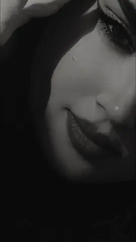 سألتهُ بصوت يتهدج دلالاً.. حين تطل على صورتي.. ما الذي يجتاح قلبك.. فنظر إلى  المدى البعيد وابتسم بدفء قائلاً… لا أرى صورة يا سيدتي. بل أرى ملاذاً ألجأ إليه كلما اضطرب هذا العالم.. أرامقها فتسكن الروح.  وأشعر أن الزمن يتوقف لالتقاط أنفاسه أمام بهاءك...  …..  ثم لم يكتفي بما قالهُ.. فرد برد أخر ثم قال..  وجهٌ كأن الفجر حين يطلهُ يسقي السنا. والسحر في عينيكِ سكنت عيونكِ في شرودٍ ساحرٍ والماء يظمأ كي يمس يديكِ تخفين بعض الحسن خلف كؤوسهُ والمكحل الريان في جفنيكِ كل الوجوه إذا نظرت عاديةٌ والحسن أبدع. ثم صار إليكِ تتبسمين. فيستفيق أريجهُ ويغار نجم الليل من شفتيكِ يا من جعلتِ الروح في أسر الهوى روحي تهاوت تحت عرش يديكِ ما كنتُ أؤمن بالجمال وسحرهُ حتى وقفتُ متيماً. بينيكِ 𝐊𝐚𝐭𝐢𝐛 𝐚𝐬𝐤𝐚𝐫𝐢𝐮 𝐐𝐀𝐈𝐒𝐀𝐑. 𝐥.𝐂.𝐓.𝐒✍️ # قصيدتي # كلماتي # أســـ ـطورة عســـ ـكري #