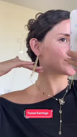 They are absolutely stunnninggg! Such a staple piece #tasselearrings #earrings #jewerly #gold #accessories 