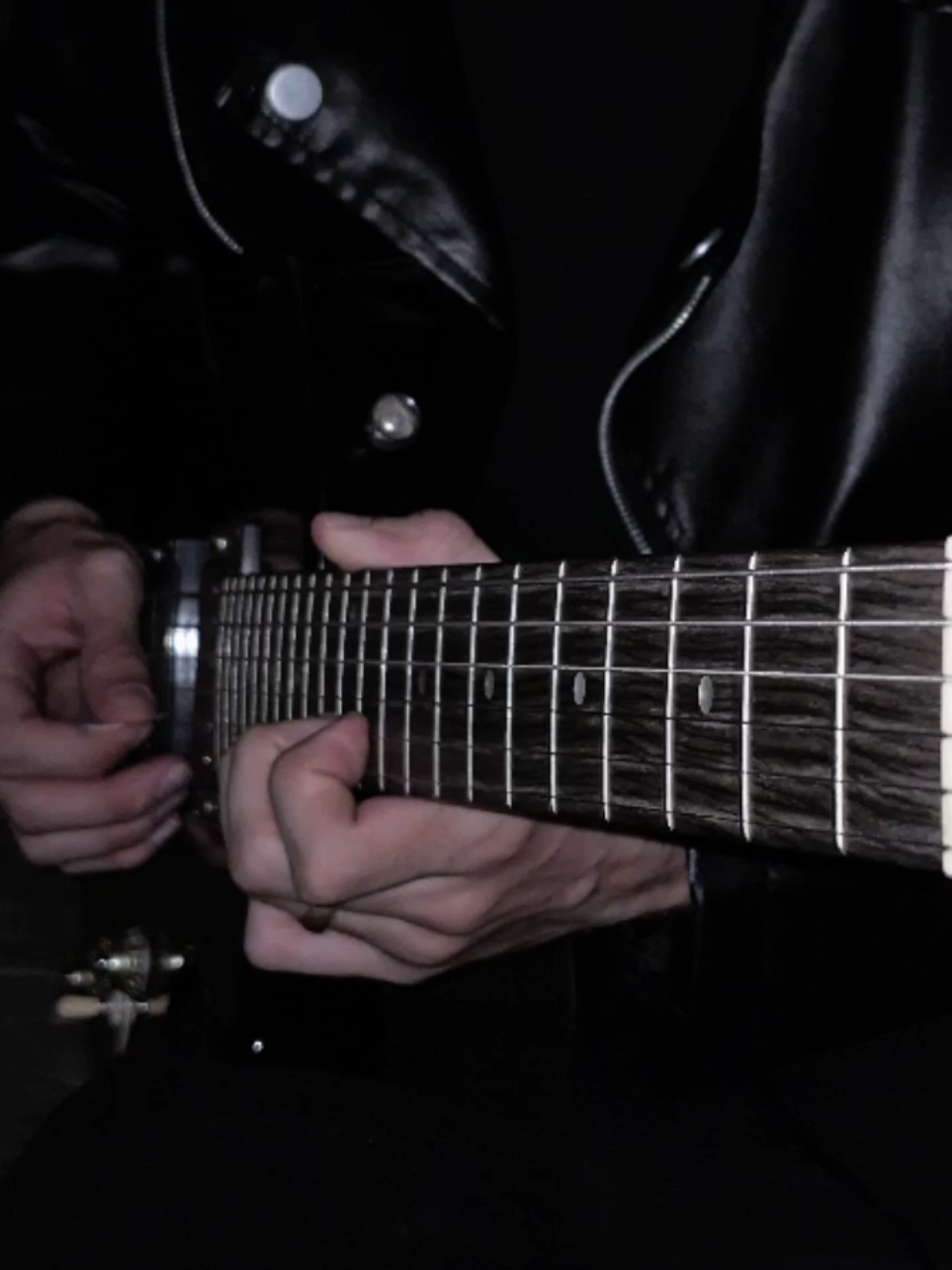 Sweater Weather - The Neighbourhood 🎧 #electricguitar #guitar #guitartok #sweaterweather #theneighbourhood 