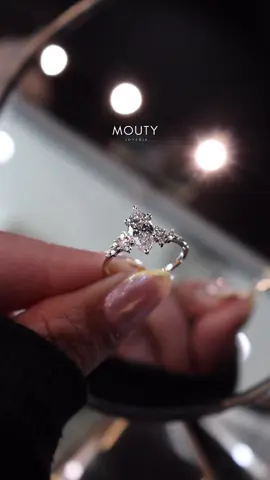 Modelo Ariel con Diamante marquise de 1.00 ct ✨💍 Disponible en oro blanco, amarillo y rosa. ✨ Descúbrelo en nuestras sucursales de Guadalajara, Ciudad de México y San Pedro Garza García, Monterrey. 💳 Hasta 12 meses sin intereses. 🚚 Envío gratis a todo México. #moutyjoyeria #anillodecompromiso #diamanteoval #joyeriafina #engagementring