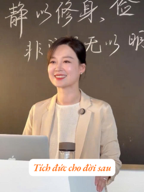Tích đức cho đời sau Đức hạnh hôm nay không chỉ thay đổi cuộc đời bạn mà còn âm thầm bồi đắp phúc khí cho gia đình và các thế hệ mai sau. Điều quý giá nhất cha mẹ để lại không phải là tiền bạc, mà là nhân cách và gia phong. #nhansinh #trietlysong #giadinh #phuckhi #songdep