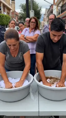 ¡No lo toques, mira esto! 😱 Si pensabas tirar tu camisa blanca favorita por una mancha imposible, espera. Con solo una cucharada de este polvo burbujeante con oxígeno activo, la magia ocurre sola. ¡Adiós manchas de café, grasa y sudor sin esfuerzo! bzy✨🧼 #TrucoDeLimpieza #TUMercadodeVerano