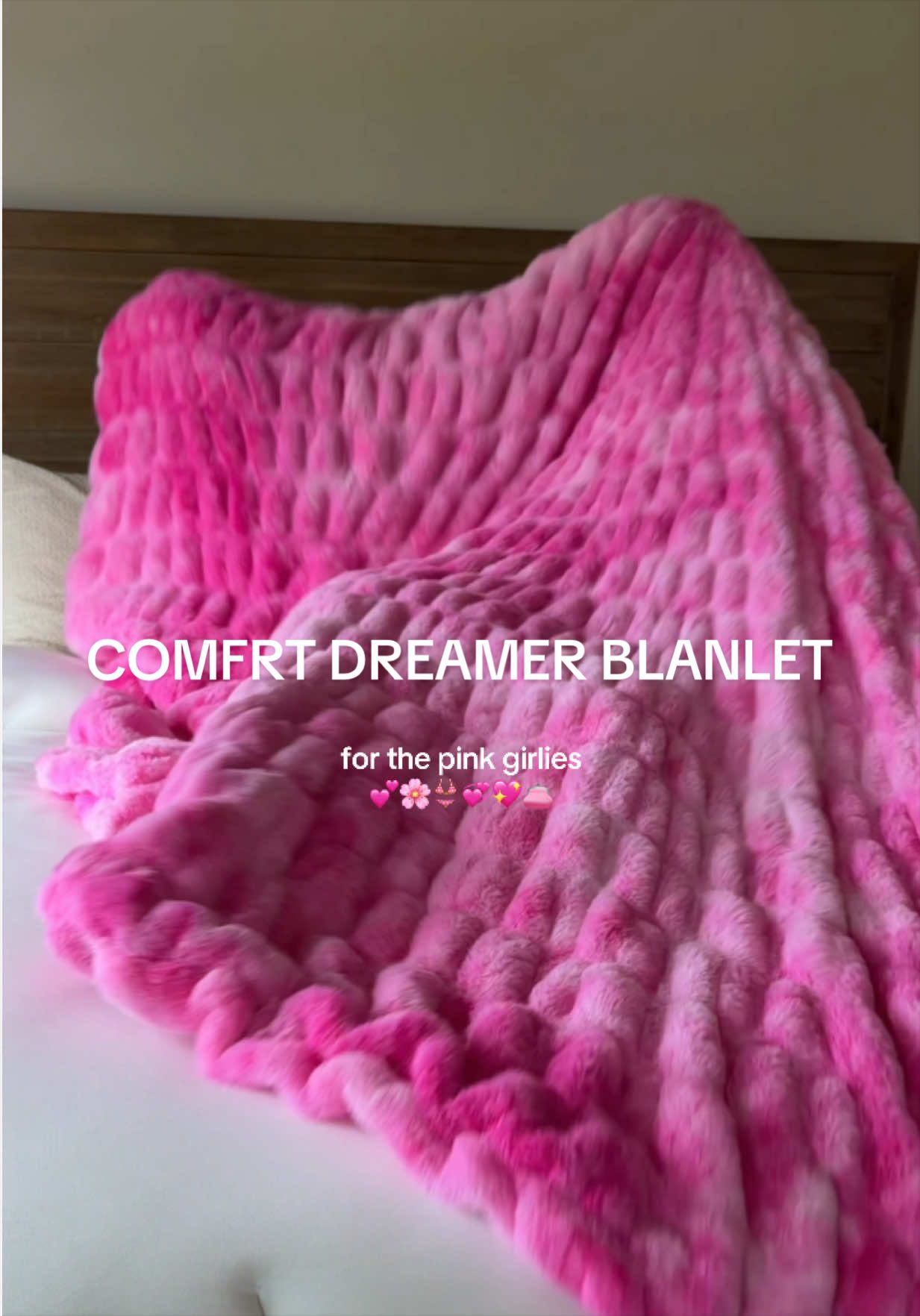 pretty in strawberry swirl🌸💖 @Comfrt #tiktokshopsummersale #comfrt #comfrtdreamerblanket #blanket #throwblanket 