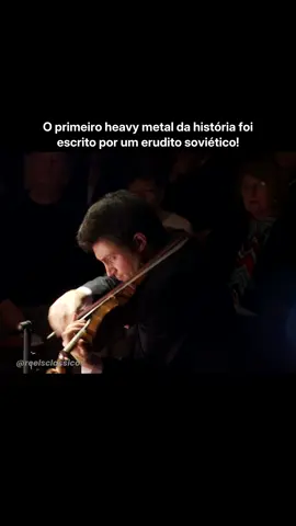 🖤🎻 Dmitri Shostakovich – Quarteto de Cordas nº 8 em dó menor, Op. 110 (II. Allegro molto) Chamber Music Society of Lincoln Center – quarteto de cordas 🎻 • Ele estava convencido de que morreria sem que ninguém escrevesse uma linha em sua memória. Então tratou de escrever a sua. Poucos dias depois de fechar a partitura, contou a intenção ao amigo Isaak Glikman: tinha composto uma obra para ser tocada quando já não estivesse aqui, porque duvidava que outra pessoa se desse ao trabalho. Era um homem de 53 anos organizando o próprio velório em forma de som. • As quatro notas que martelam no vídeo são as iniciais dele, e isso você já viu. O que a tela não mostra é que essa mesma célula de quatro notas, o monograma DSCH, volta escondida em outras partituras suas: a Sinfonia nº 10, o Concerto para Violoncelo nº 1, o Concerto para Violino nº 1. Foi a assinatura que ele deixou espalhada pela obra inteira, a vida toda. Repare na velocidade: os quatro instrumentos entram juntos e correm colados, sem respiro, do começo ao fim. • A Chamber Music Society of Lincoln Center reúne um elenco diferente a cada temporada, e o quarteto deste registro foi montado para a ocasião. Sem um maestro para segurar o pulso, os músicos precisam soar como um só corpo. Mais tarde, o regente Rudolf Barshai reescreveria este quarteto para uma orquestra de cordas, a Sinfonia de Câmara Op. 110a. Aqui está a forma crua, antes desse reforço: quatro arcos sozinhos carregando o peso que ele depois entregaria a dezenas. • 👉 Siga, o melhor da música clássica, diariamente no seu feed. • #shostakovich #quartetodecordas #dsch #musicaclassica