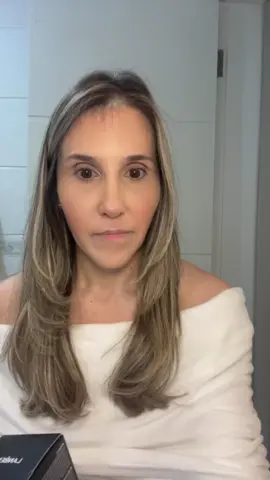 Máscara negra para remoção de cravos no nariz , eu amo essa marca, Lanbena, faço divulgação de vários produtos deles e hoje vou fazer a demonstração do uso do produto aqui com vcs. Vem a máscara , um pincel e o papel listado para remoção do produto. Passei o produto no nariz,papel listado , espera alguns minutos o produto secar e remove com delicadeza. Os cravos ficam aderidos no papel listado, eu tenho pouquíssimos cravo, a pele fica uma seda, e o melhor é o precinho dele, vai lá , clica no carrinho laranja que sua pele agradece.@LANBENA.BR #skincare #cravos #mascara #pele #pelesaudavel 
