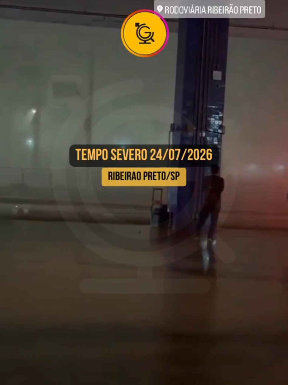 🚨 NOVO ÂNGULO REVELA A VIOLÊNCIA DOS VENTOS EM RIBEIRÃO PRETO! Novas imagens registradas na rodoviária de Ribeirão Preto mostram a impressionante força das rajadas de vento provocadas pelo segmento de arco associado à supercélula que atingiu a região na madrugada desta sexta-feira (24). É possível observar detritos sendo arremessados e estruturas sendo castigadas pela intensidade do vento, evidenciando a severidade do fenômeno. O sistema provocou danos em diversos pontos de Ribeirão Preto e de outras cidades do interior paulista. A equipe da Conexão GeoClima segue analisando todas as evidências para compreender a evolução da tempestade e verificar a ocorrência de fenômenos ainda mais extremos ao longo de sua trajetória. 🟨 Seja Membro Ouro da Conexão GeoClima e tenha acesso a alertas em tempo real, mapas exclusivos, monitoramento 24 horas e análises detalhadas dos principais eventos meteorológicos. Link na bio! 🛒 Conheça a Extreme UV, referência em roupas com proteção solar UV e vestuário para aventuras e atividades ao ar livre. 🌩️ Acesse também a @previsao.masters , o maior HUB de Meteorologia da América do Sul, com modelos meteorológicos, radares, imagens de satélite, estações meteorológicas e muito mais. Utilize o cupom GEOCLIMA10. 🎥 Crédito das imagens: @j.rodriguesrp.
