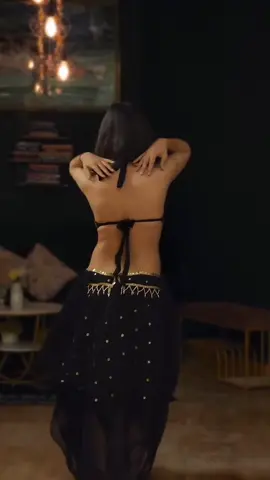 Those slithering moves win hearts 💕  #reels #bellydancer #viral #dancewithalisha 