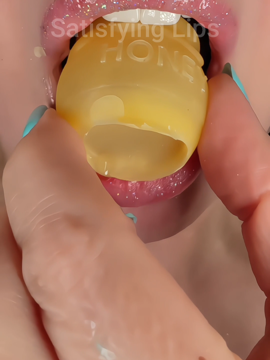 ASMR Satisfying Eating Honey Pot 🍯 #asmr #emojichallenge #satisfyinglips 