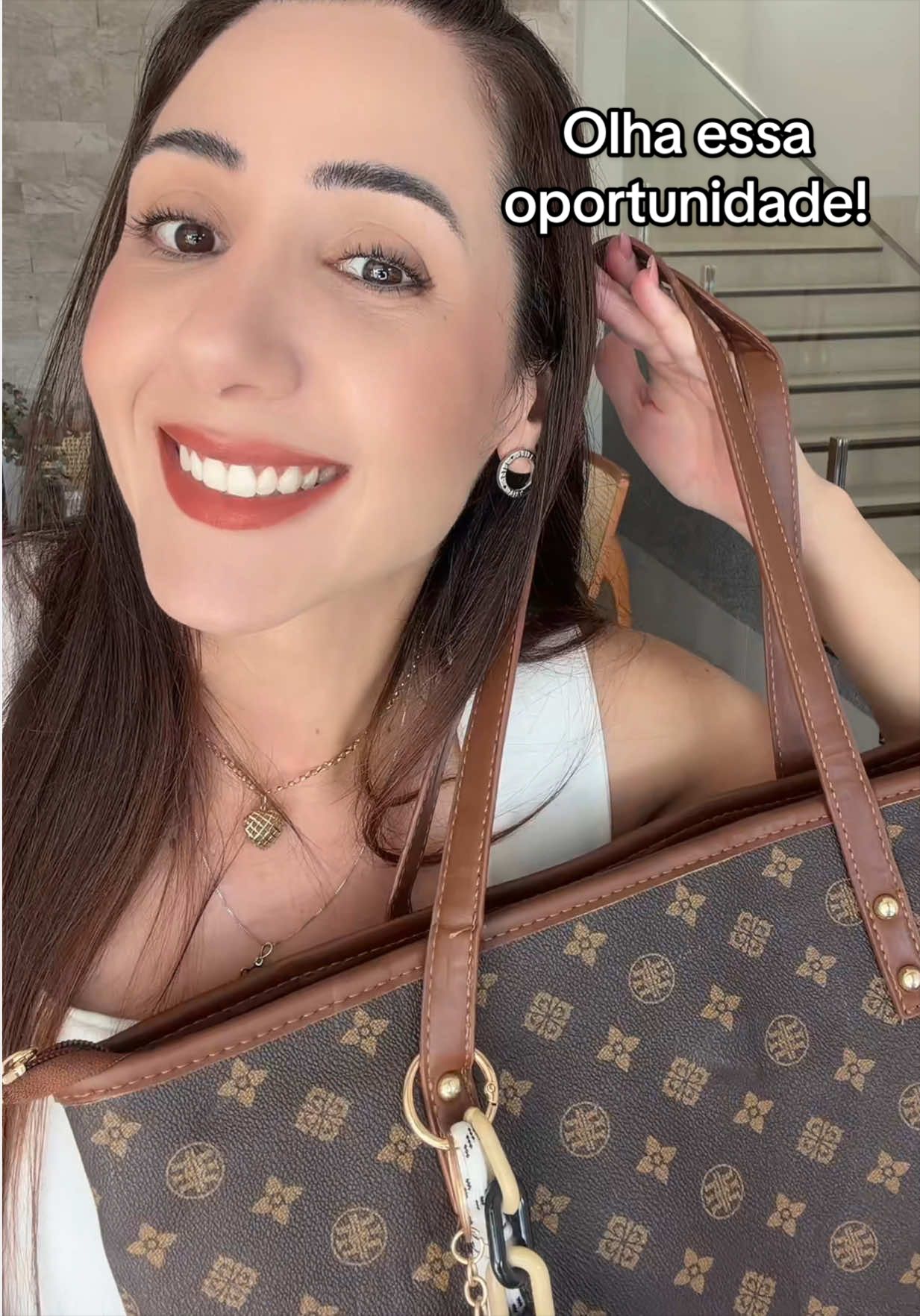 A bolsa da @TomiMitoo que une elegância, praticidade e espaço para acompanhar a rotina. ✨ ✔️ Design clássico e fácil de combinar. ✔️ Compartimento espaçoso para os itens do dia a dia. ✔️ Alças confortáveis para usar no ombro. ✔️ Acompanha um pingente super charmoso que dá um toque especial. Se você procura uma bolsa versátil para trabalho, faculdade ou passeios, essa pode ser uma ótima opção. 👜🤎 🛒 Confira os detalhes no vídeo e toque no carrinho pra você ver o super desconto dela 🤩 #TomiMitoo #bolsatote #bolsa #bolsatomimitoo #bolsaelegante 
