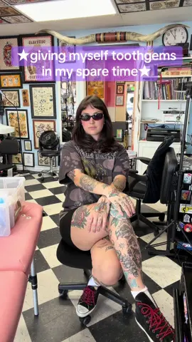 ★giving myself some tooth gems at the shop! all toothgems discounted when you make a tattoo appointment with me! dm me for more information★ #toothgems #toothcrystals #traditionaltattoo #anaheimtattooartist #pacifictattoo 
