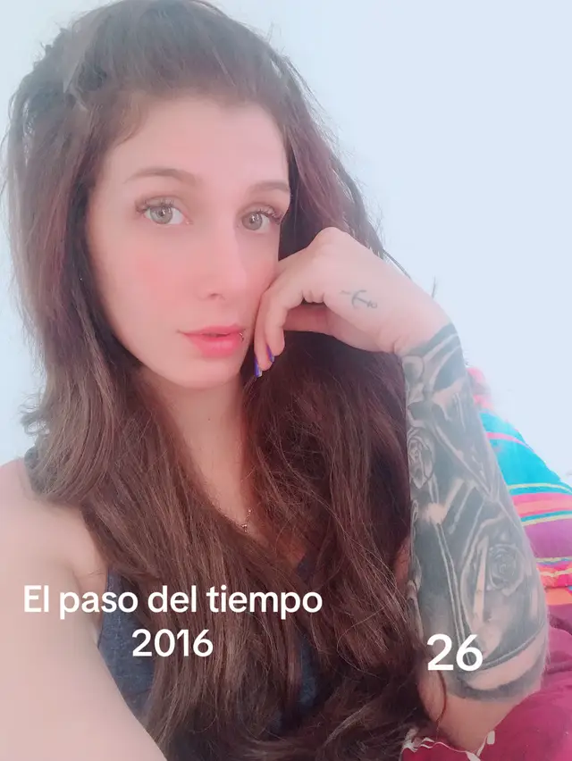 El tiempo no se detiene por nadie. Avanza en silencio, llevándose instantes que alguna vez parecieron eternos y transformando lo cotidiano en recuerdos. Vivir es aprender a caminar junto a él, entendiendo que cada etapa tiene su belleza: la inocencia de los comienzos, la intensidad de los sueños, la madurez de las experiencias y la serenidad que nace de aceptar los cambios.