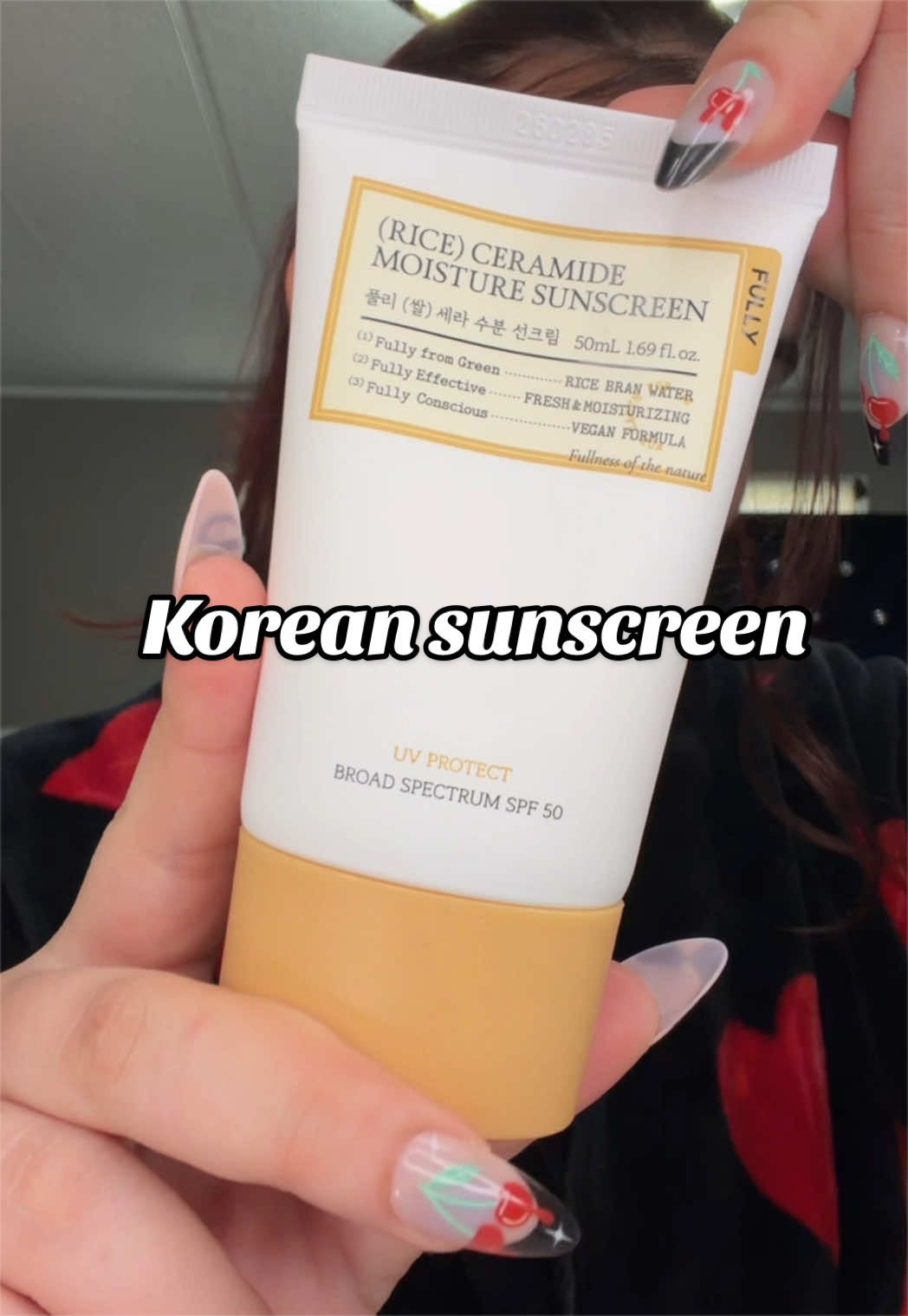 FULLY Rice Ceramide Moisture Sun Cream. Me encanta como se siente este proyector, y se ve súper glowy🤩 #fullyskincare #ricesunscreen #sunscreen #summersunscreen #koreanskincare @FULLY Skincare  