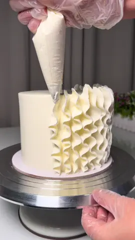 📍أبوظبي للطلب من خلال ال DM او واتساب 🤍 Cake decorating 🎂 #كيك #كيكه #أبوظبي #cakedesign #cakedcorating 